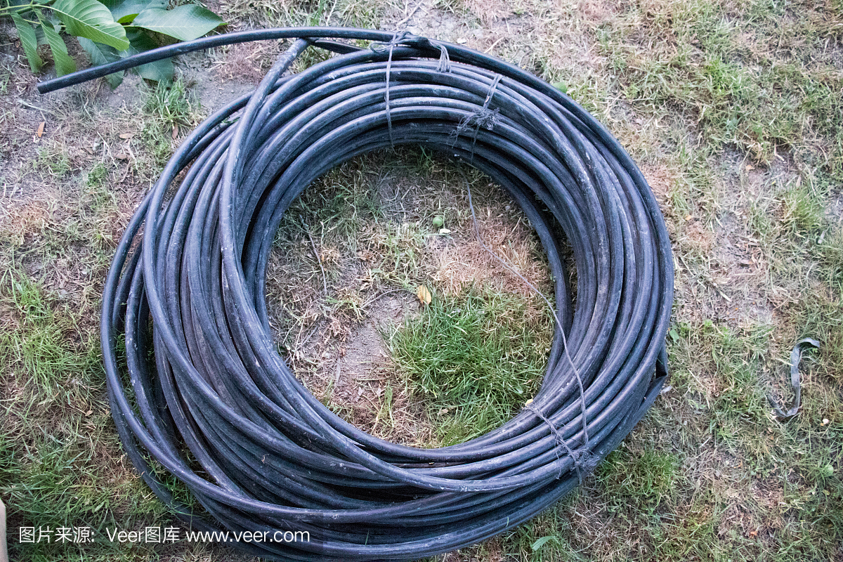 盤(pán)繞在戶(hù)外的黑色塑料管